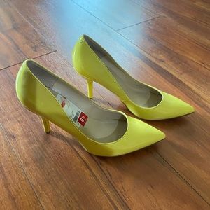 marc fisher shiny yellow pointed toe heel